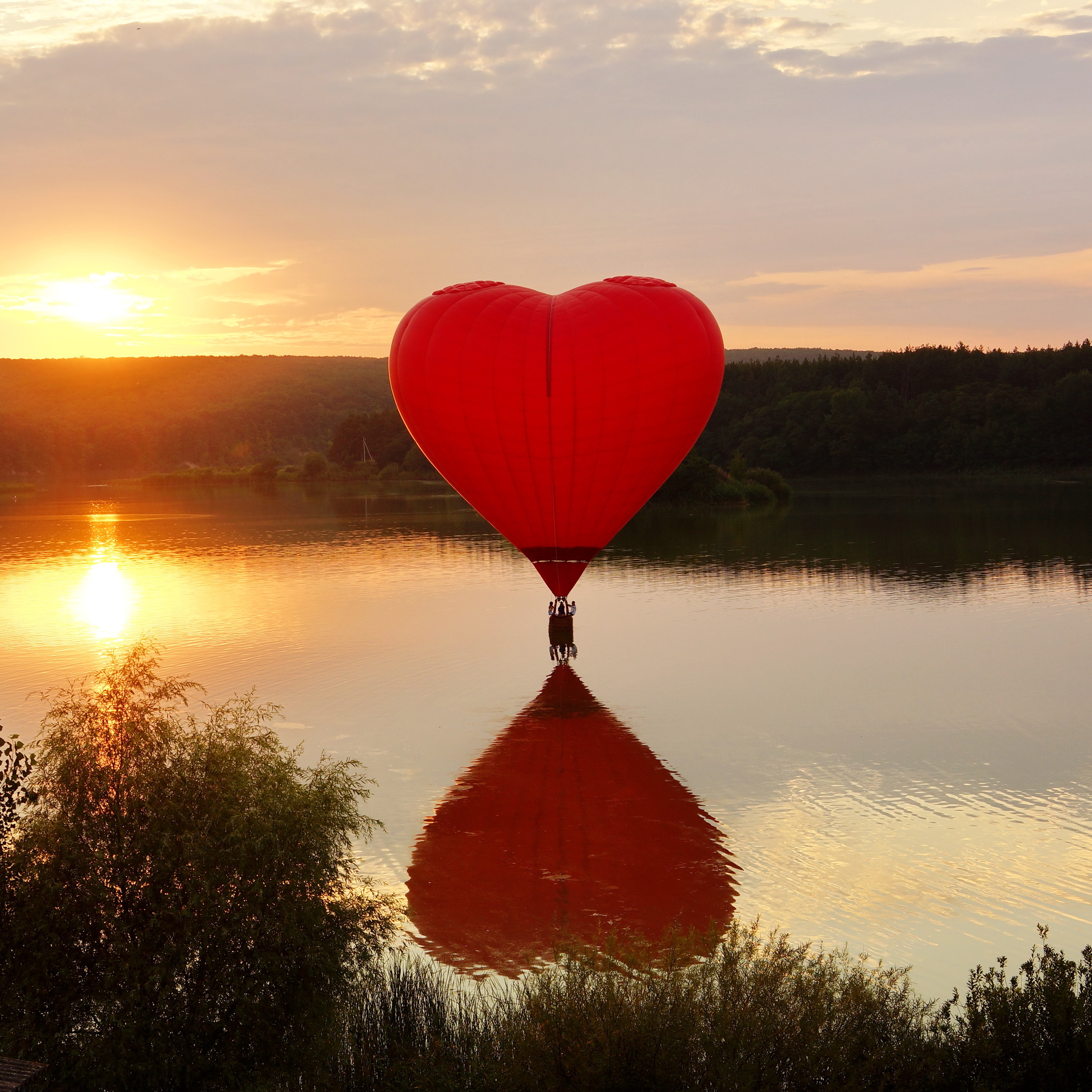 Красный отпускать. Красивое сердце. Красивые сердечки. Воздушный шар сердце в небе. Сердце солнце.